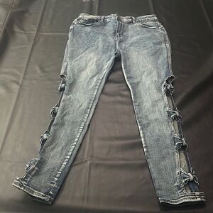 Jeans with bows on the side cut out shows skin